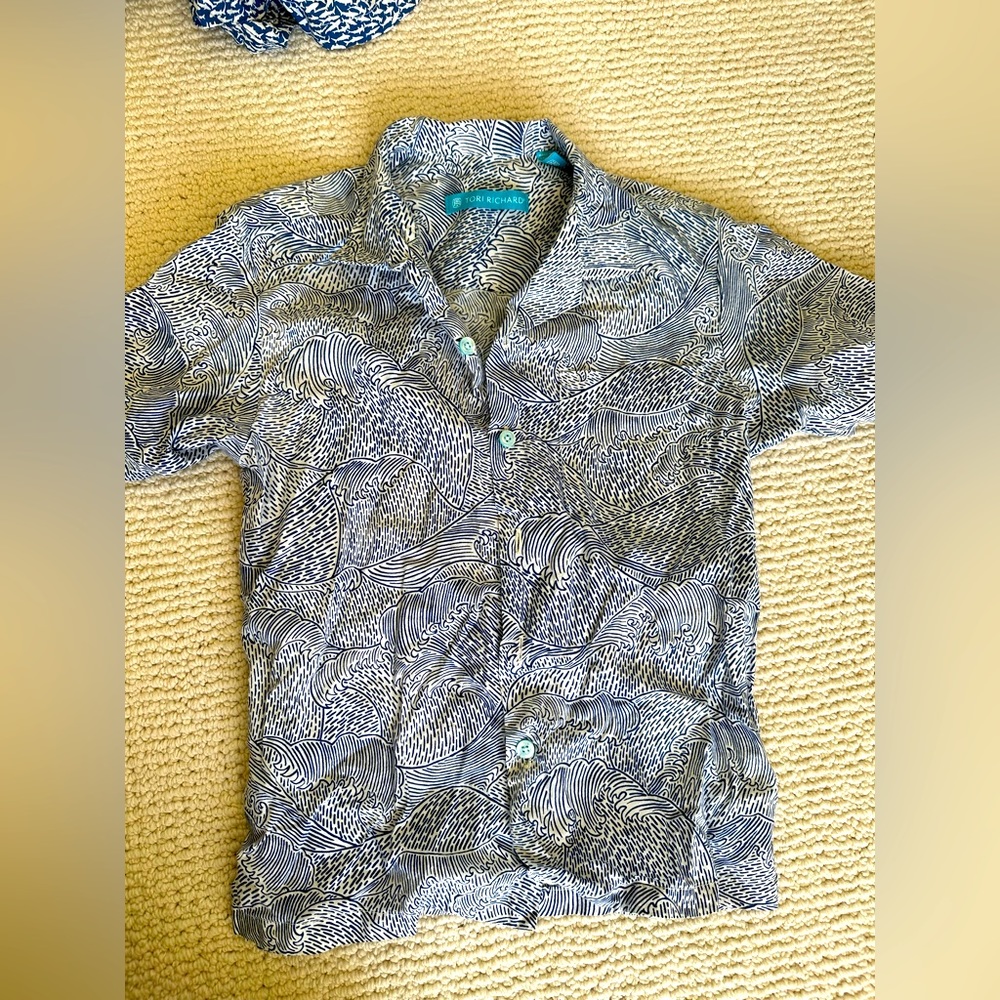 Practically new Tori Richard wave Hawaiian shirt boys size 8 (M)
